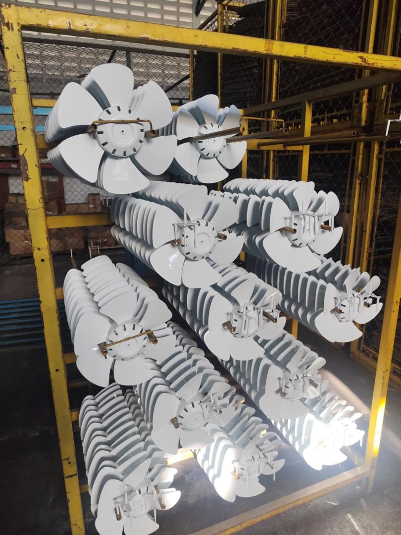 Aspas de ventiladores en proceso de producción