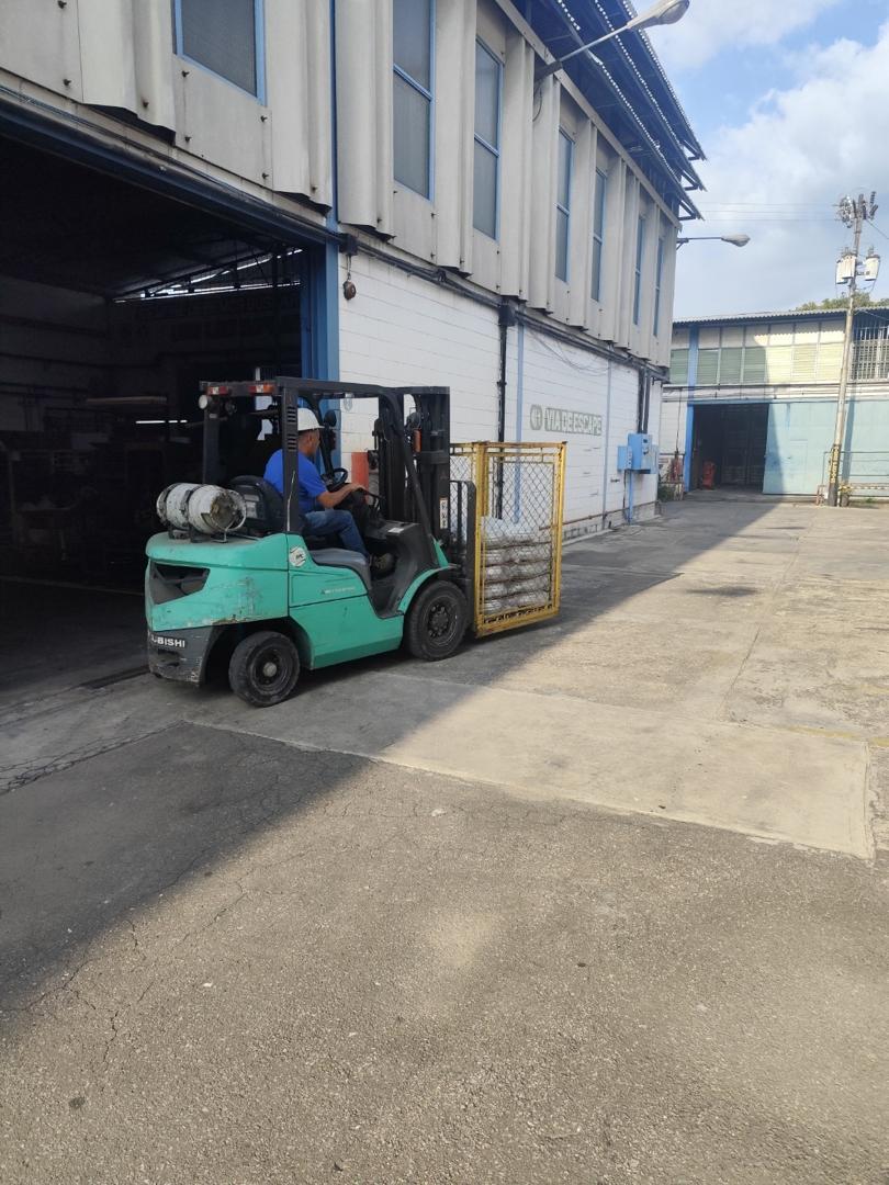 Montacargas en área de despacho INELEC