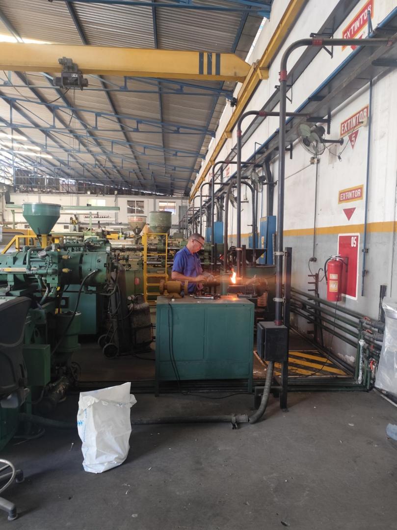 Trabajador supervisando proceso de producción INELEC